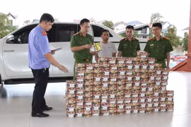 Tang vật pháo nổ được thu giữ tại cơ quan điều tra. (Ảnh: TTXVN phát)
