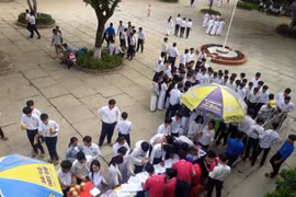 Chương trình thay SIM 4G và bán hàng cuối năm của MobiFone đến với học sinh trường Trung học Phổ thông Lấp Vò 2, Đồng Tháp. (Ảnh: MobiFone)