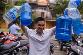 Ngay sau khi có thông tin chính thức về việc nguồn nước sông Đà bị ô nhiễm, một số nhà máy nước sạch đã mở cửa cung cấp nước sạch miễn phí cho người dân Thủ đô. (Ảnh: Minh Sơn/Vietnam+)
