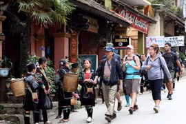 Khách du lịch nước ngoài tham quan SaPa. (Ảnh: Thanh Hà/TTXVN)