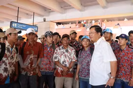 Đại sứ Hoàng Anh Tuấn dặn dò các ngư dân trước khi về nước. (Ảnh: Đỗ Quyên/Vietnam+)