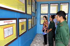 Khách tham quan một triển lãm tư liệu về Trường Sa, Hoàng Sa. (Ảnh: Văn Đạt/TTXVN)