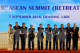 Thủ tướng Việt Nam Nguyễn Xuân Phúc và lãnh đạo các nước ASEAN chụp ảnh chung tại hội nghị. (Nguồn: THX/TTXVN)