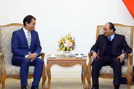 Thủ tướng Nguyễn Xuân Phúc tiếp ông Douglas Foo, Chủ tịch Liên đoàn Chế biến chế tạo Singapore. (Ảnh: Thống Nhất/TTXVN)