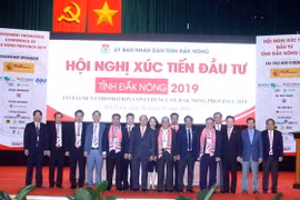 Thủ tướng Nguyễn Xuân Phúc, các đại biểu và các doanh nghiệp ký kết hợp tác đầu tư vào tỉnh Đắk Nông chụp ảnh chung. (Ảnh: Thống Nhất/TTXVN)