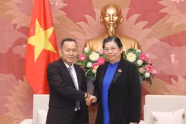Phó Chủ tịch Thường trực Quốc hội Tòng Thị Phóng tiếp đoàn đại biểu Thông tấn xã Pathet Lào (KPL) do ông Sounthone Khanthavong, Tổng giám đốc làm trưởng đoàn. (Ảnh: Phương Hoa/TTXVN)