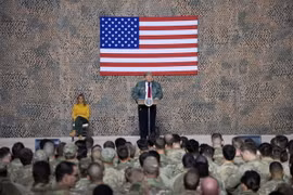 Tổng thống Donald Trump và phu nhân gặp gỡ các binh sỹ Mỹ trong chuyến thăm căn cứ không quân Ein al-Assad, Iraq ngày 26/12. (Nguồn: AFP/TTXVN)