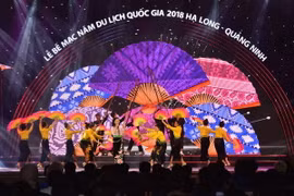 Một tiết mục tại Lễ Bế mạc Năm Du lịch quốc gia 2018 Hạ Long-Quảng Ninh. (Ảnh: TTXVN phát)