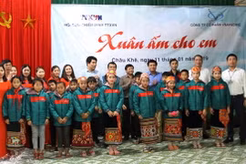 Phó Tổng giám đốc Thông tấn xã Việt Nam Đinh Đăng Quang và các đại biểu chụp ảnh lưu niệm với thầy trò Trường tiểu học 2 Châu Khê. (Ảnh: Nguyễn Oanh/TTXVN)