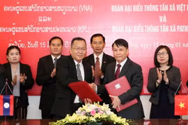 Tổng Giám đốc TTXVN Nguyễn Đức Lợi và Tổng Giám đốc Thông tấn xã Pathet Lào (KPL) Sounthone Khanthavong ký Biên bản ghi nhớ hợp tác. (Ảnh: Văn Điệp/TTXVN)