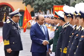 Thủ tướng Nguyễn Xuân Phúc với các tướng lĩnh, sỹ quan chỉ huy Bộ Tư lệnh Quân chủng Hải quân. (Ảnh: Thống Nhất/TTXVN)