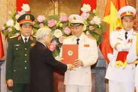 Tổng Bí thư, Chủ tịch nước Nguyễn Phú Trọng trao Quyết định phong quân hàm Đại tướng cho đồng chí Tô Lâm, Ủy viên Bộ Chính trị, Bộ trưởng Bộ Công an. (Ảnh: Trí Dũng/TTXVN)