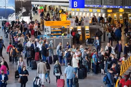 Hành khách đợi làm thủ tục tại sân bay ở Frankfurt. (Nguồn: AFP/TTXVN)