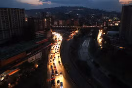 Tình trạng mất điện trên diện rộng đã kéo theo nhiều hệ lụy nguy hiểm tại Venezuela (Nguồn: AFP)