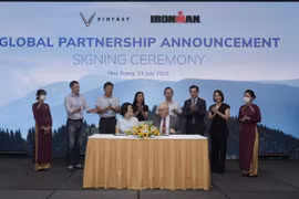VinFast và IRONMAN ký kết hợp tác.