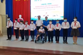 Trao học bổng cho các học sinh có hoàn cảnh khó khăn. (Nguồn: Thanh niên TTXVN)