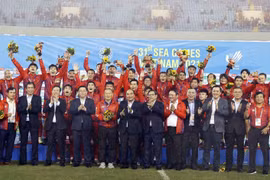 Chủ tịch nước Nguyễn Xuân Phúc, Thủ tướng Phạm Minh Chính, Chủ tịch Quốc hội Vương Đình Huệ, Thường trực Ban Bí thư Võ Văn Thưởng và các đại biểu chụp ảnh chung với Đội tuyển bóng đá U23 Việt Nam vừa giành huy chương Vàng môn bóng đá nam SEA Games 31. (Ản