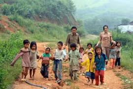 Các thầy cô đưa trẻ em nghèo, trẻ em dân tộc thiểu số đến trường. (Ảnh minh họa: Nguyễn Thủy/TTXVN)