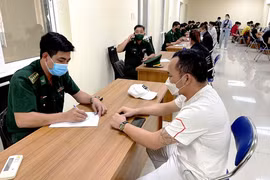 Lực lượng Biên phòng tỉnh An Giang lấy thông tin của các công dân từ Campuchia về Việt Nam. (Nguồn: Biên phòng An Giang)