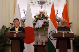 Thủ tướng Nhật Bản Fumio Kishida (trái) và người đồng cấp Ấn Độ Narendra Modi tại cuộc họp báo. (Nguồn: Reuters)