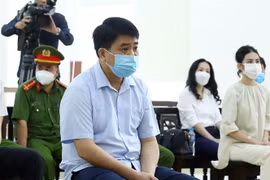Bị cáo Nguyễn Đức Chung tại phiên tòa phúc thẩm vụ mua chế phẩm sinh học xử lý nước. (Ảnh: Phạm Kiên/TTXVN)