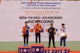 Trao huy chương cho các vận động viên nội dung Lowkick hạng dưới 60kg. Vận động viên Nguyễn Quang Huy (Việt Nam) giành huy chương Vàng. (Ảnh: Vũ Sinh/TTXVN)