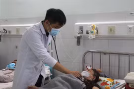 Bệnh nhân lớn tuổi, có bệnh nền đang được điều trị tại Khoa Nội tổng hợp Bệnh viện Đa khoa tỉnh Vĩnh Long sau khi đã khỏi COVID-19. (Ảnh: Lê Thúy Hằng/TTXVN)