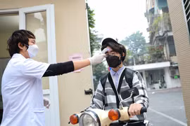 Các trường thực hiện nhiều biện pháp để tăng cường phòng, chống dịch khi học sinh tới trường học trực tiếp. (Ảnh: Thanh Tùng/TTXVN)