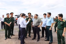 Thủ tướng Phạm Minh Chính kiểm tra, khảo sát dự án nhà ga T3 Cảng hàng không quốc tế Tân Sơn Nhất. (Ảnh: Dương Giang/TTXVN)