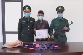 Đối tượng Lù A Thái bị bộ đội biên phòng Thanh Hóa bắt giữ cùng tang vật. (Ảnh: TTXVN phát)
