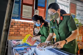 Lực lượng Cảnh sát môi trường, Công an thành phố Cần Thơ kiểm tra một cơ sở kinh doanh thực phẩm đông lạnh. (Ảnh: Thanh Liêm/TTXVN)