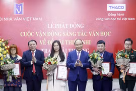 Chủ tịch nước Nguyễn Xuân Phúc trao giải thưởng cho các tác giả trẻ. (Ảnh: Thống Nhất/TTXVN)