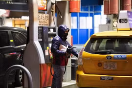 Người dân bơm xăng cho phương tiện tại trạm xăng ở New York, Mỹ, ngày 25/2/2022. (Ảnh: THX/TTXVN)