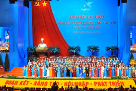 Ban Chấp hành Trung ương Hội Liên hiệp Phụ nữ Việt Nam khóa XIII ra mắt Đại hội. (Ảnh: Minh Đức/TTXVN)