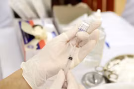 Tiêm vaccine phòng COVID-19 cho người dân. (Ảnh: Hoàng Hùng/TTXVN)