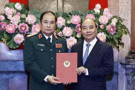 Chủ tịch nước Nguyễn Xuân Phúc trao quyết định thăng quân hàm Thượng tướng cho ông Phùng Sĩ Tấn. (Ảnh: Thống Nhất/TTXVN)