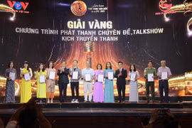 Ông Lê Quốc Minh, Chủ tịch Hội Nhà báo Việt Nam cùng lành đạo tỉnh Tây Ninh trao giải thưởng vàng cho các tác giả có tác phẩm xuất sắc. (Ảnh: Thanh Vũ/TTXVN)