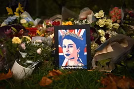 Người dân đặt hoa tưởng niệm Nữ hoàng Elizabeth II tại London, Anh. (Ảnh: AFP/TTXVN)