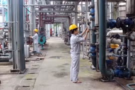Vận hành dây chuyền điện phân sản xuất xút tại Công ty Cổ phần Hóa chất Việt Trì. (Nguồn: Tietkiemnangluong.com.vn)