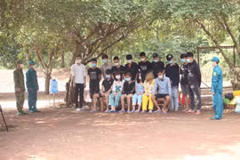 Những người xuất cảnh trái phép sang Campuchia bị tạm giữ tại chốt biên phòng. (Ảnh: TTXVN phát)