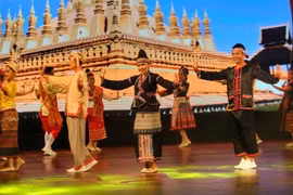 Tiết mục múa và hát 'Phàu Lào Sa Mắc Khi' (Dân tộc Lào đoàn kết) của các nghệ sỹ Lào. (Ảnh: Tuấn Đức/TTXVN)