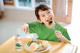 Bổ sung thực phẩm chứa lợi khuẩn (Probiotics) giúp tăng sức đề kháng, giảm nguy cơ mắc bệnh vặt ở trẻ.