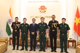 Thượng tướng Hoàng Xuân Chiến tiếp ngài Pranay Verma - Đại sứ Ấn Độ tại Việt Nam. (Ảnh: Hồng Pha/TTXVN phát)