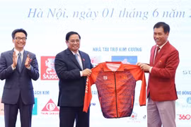 Đại diện Đoàn thể thao Việt Nam tặng lưu niệm cho Thủ tướng Phạm Minh Chính. (Ảnh: Dương Giang/TTXVN)
