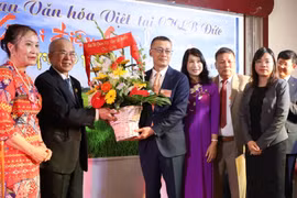 Đại sứ Vũ Quang Minh (thứ 3, trái sang) tặng hoa chúc mừng Không gian văn hóa Việt tại Cộng hòa Liên bang Đức nhân 10 năm thành lập. (Ảnh: Mạnh Hùng/TTXVN)