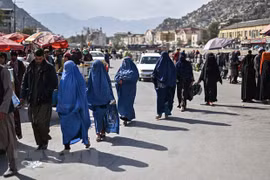 Phụ nữ trên đường phố tại Kabul, Afghanistan, ngày 29/10/2021. (Ảnh: AFP/TTXVN)