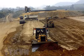 Thi công trên tuyến cao tốc Mai Sơn-Quốc lộ 45. (Ảnh: Huy Hùng/TTXVN)