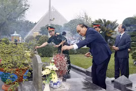Chủ tịch nước Nguyễn Xuân Phúc dâng hương, hoa tưởng nhớ các Anh hùng liệt sỹ tại Nghĩa trang liệt sỹ Quốc gia A1. (Ảnh: Thống Nhất/TTXVN)