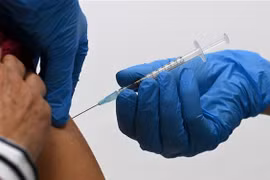 Tiêm vaccine ngừa COVID-19. (Ảnh: AFP/TTXVN)