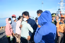 Ngư dân Bình Thuận gặp nạn trở về đầy nước mắt, được người thân và gia đình đón lên bờ ở Vùng 4 Hải quân. (Ảnh: TTXVN phát)